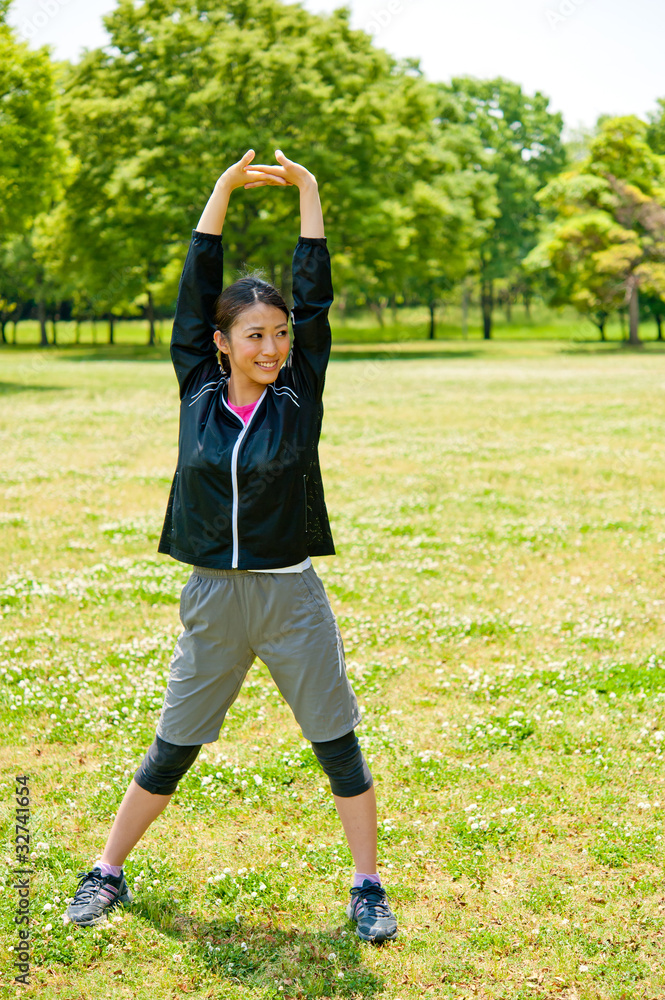 在公园锻炼的亚洲美女