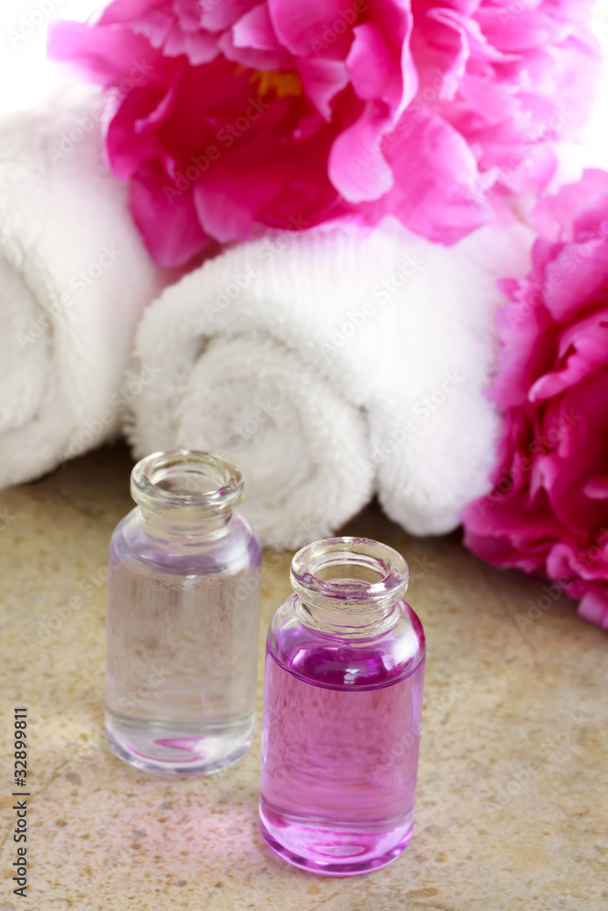 粉色牡丹花和毛巾的芳香油