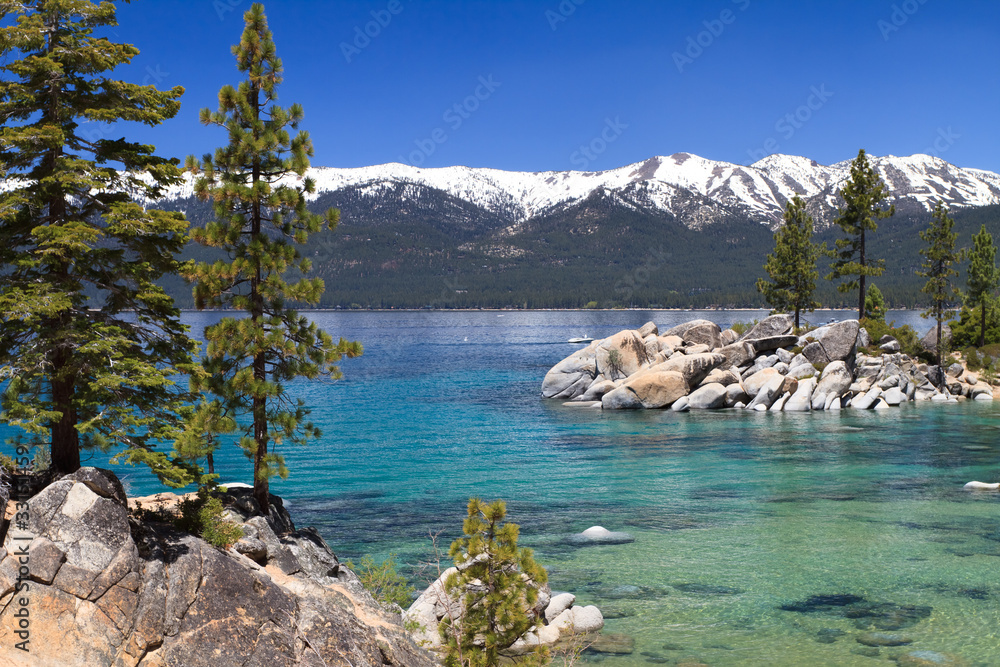 美丽的太浩湖，可欣赏到Sierra Navada山脉的景色