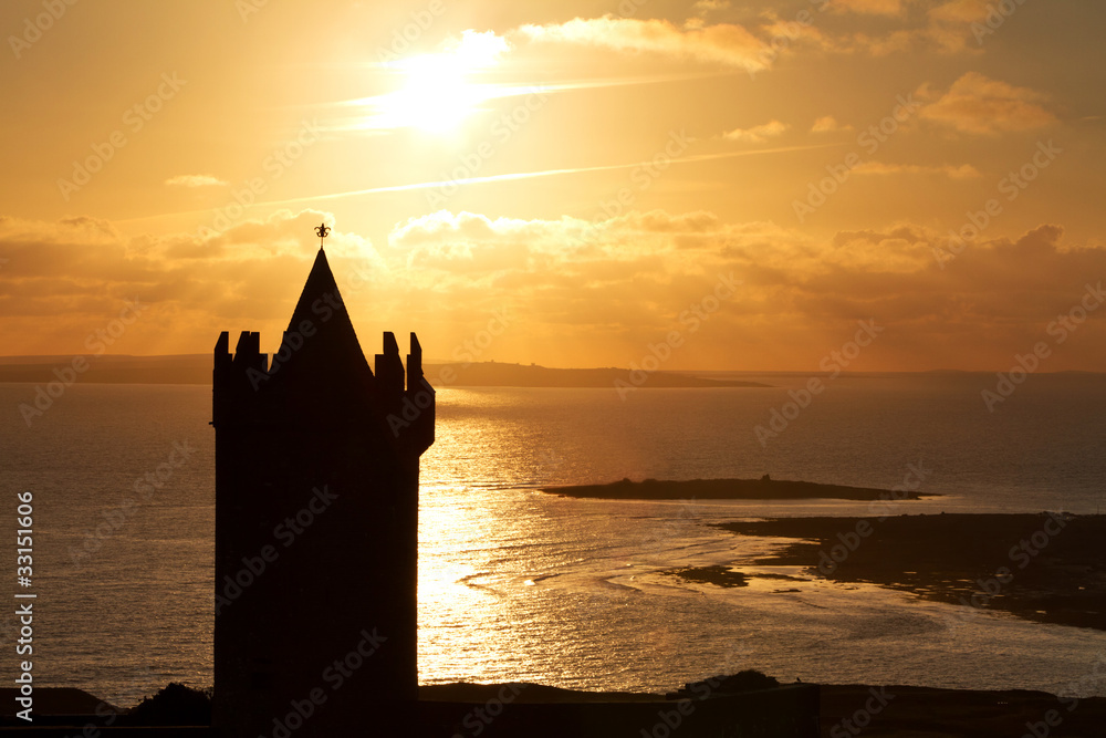 日落时分的杜纳戈尔城堡剪影-爱尔兰