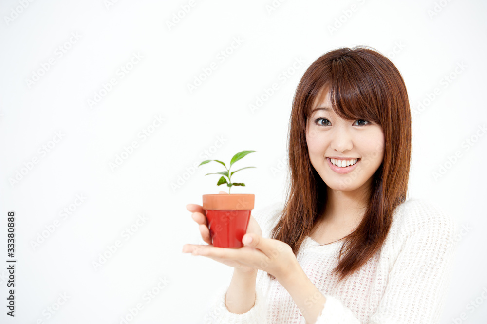 一幅有着小植物的亚洲美女的画像
