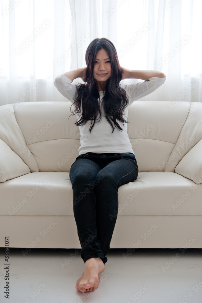 亚洲美女在沙发上放松