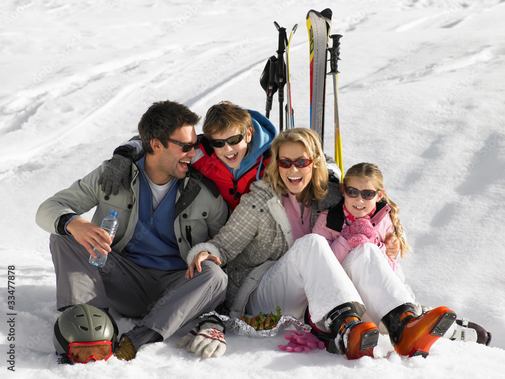 滑雪度假的年轻家庭