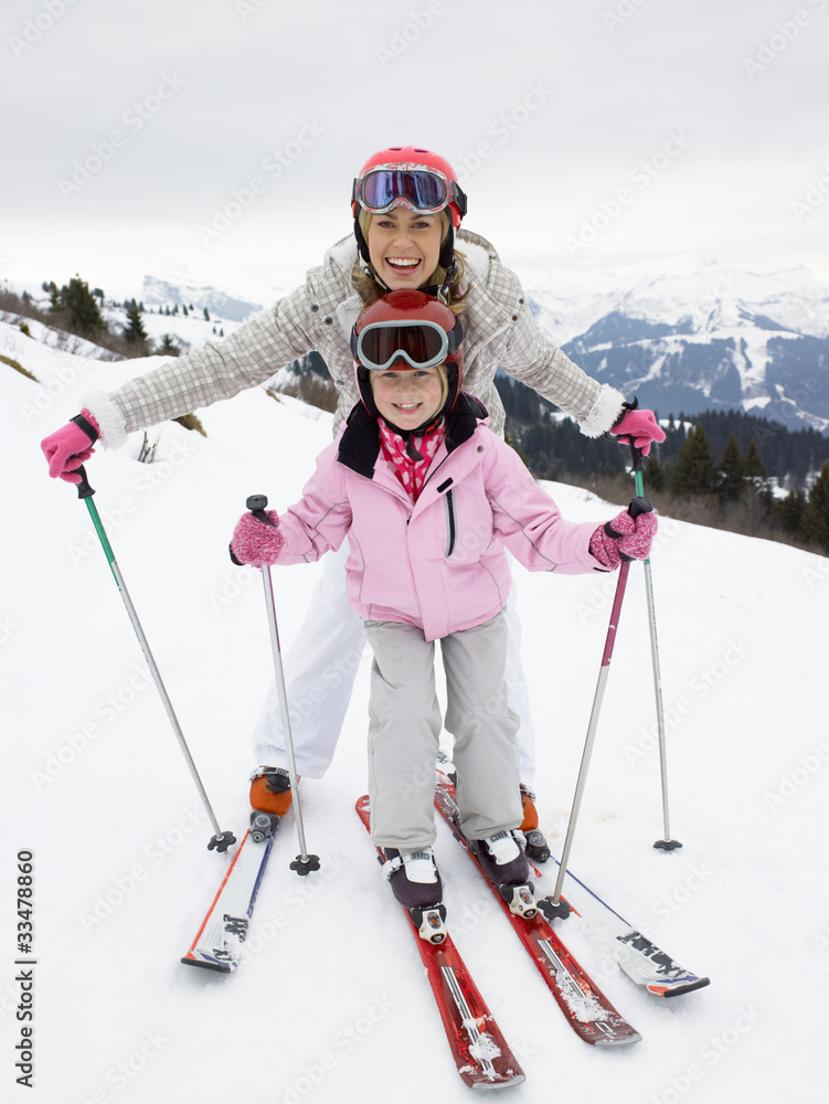 年轻的母亲和女儿在滑雪度假