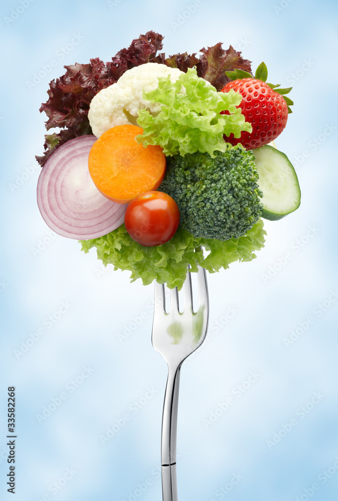 叉子上的各种蔬菜