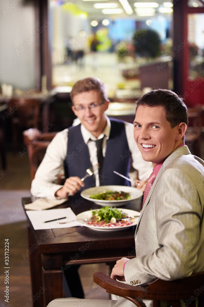 两个男人在餐馆吃午饭