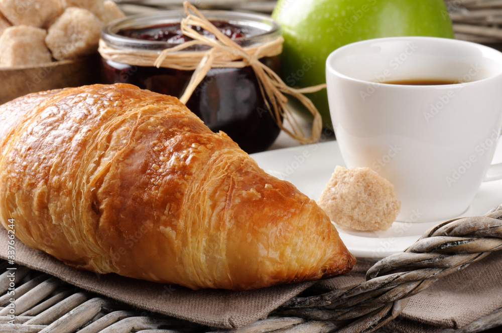早餐配咖啡、法式羊角面包和果酱