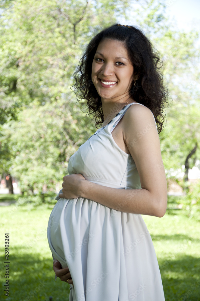 怀孕的年轻女人微笑
