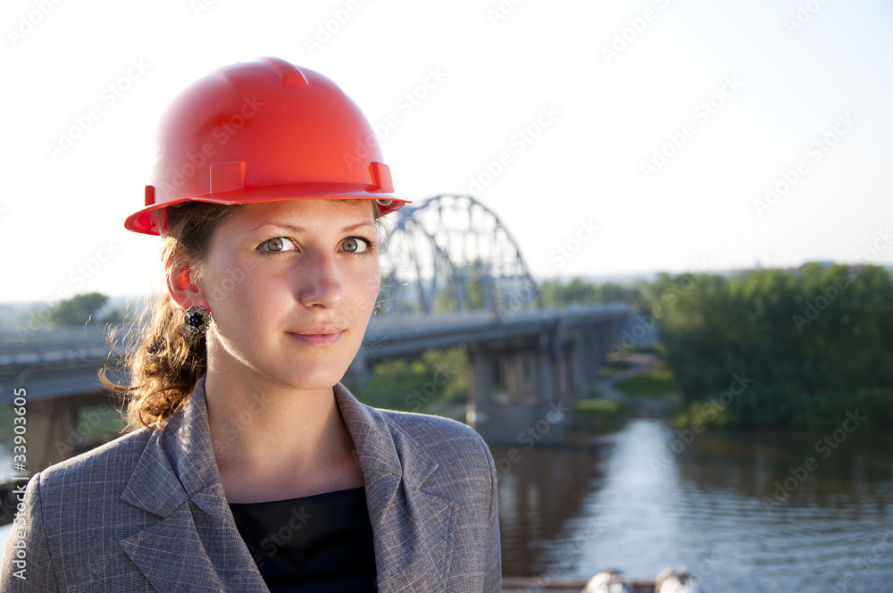 戴着防护头盔的年轻建筑师女性