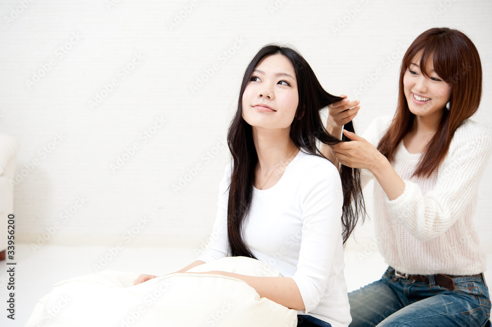 亚洲美女打理头发