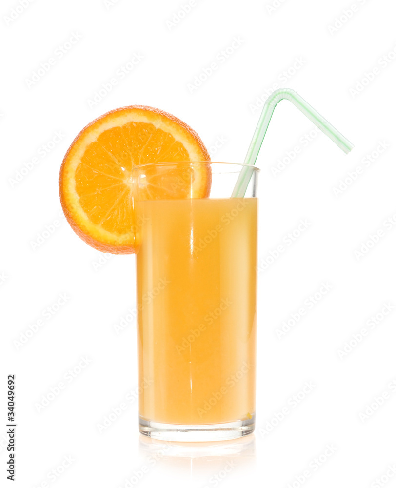 橙汁和白色隔离的橙子片