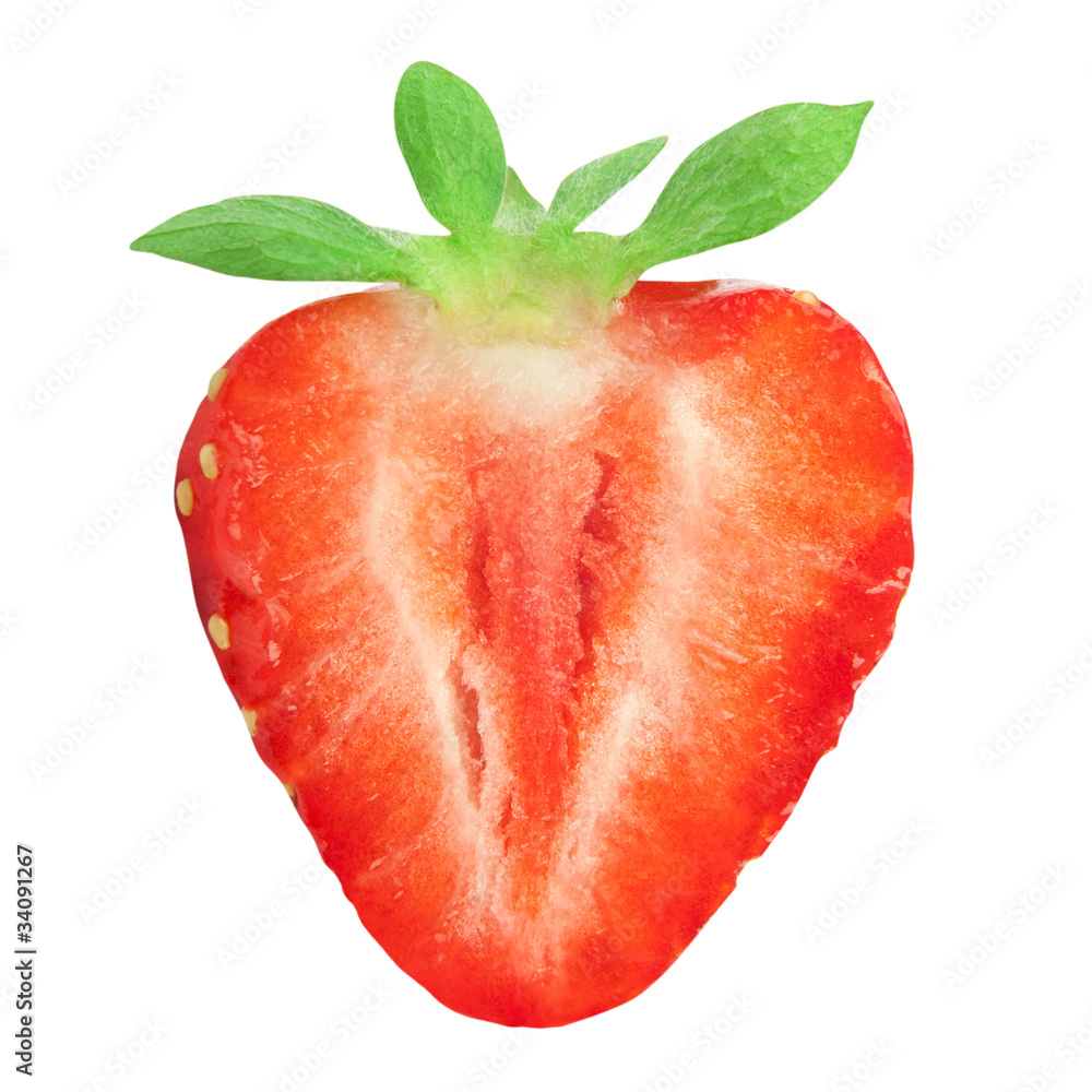 白色背景下分离的一半草莓