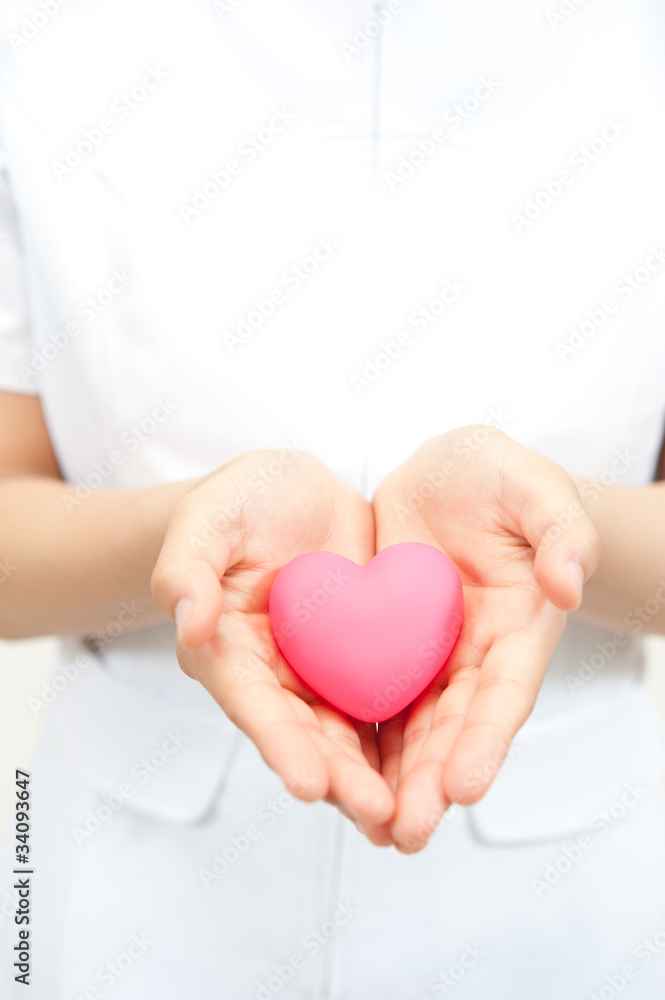 一位护士手持心脏的象征