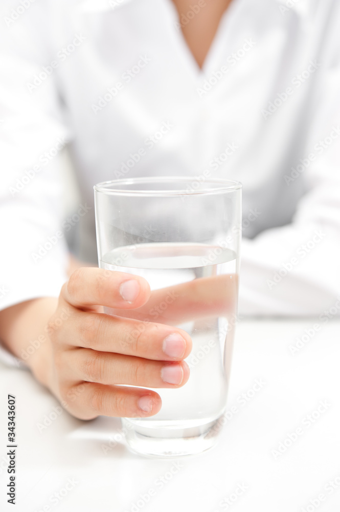 一个女人在喝一杯水