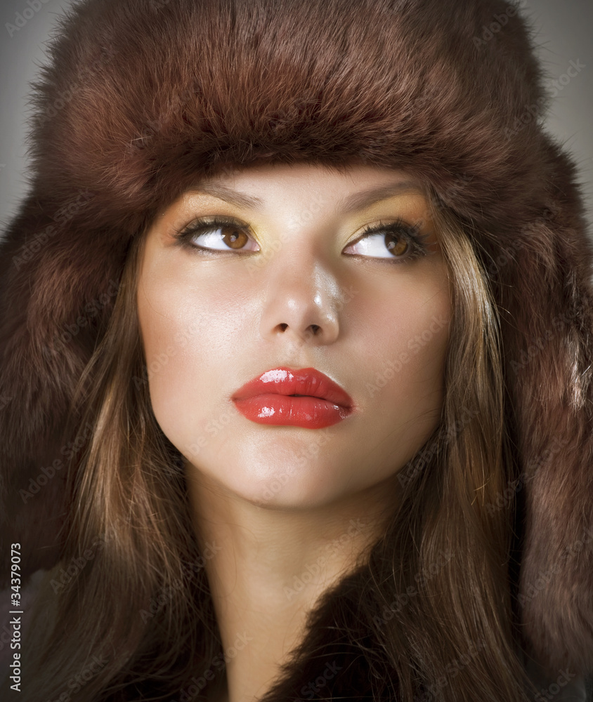戴皮草帽的美丽年轻女子。冬季风格