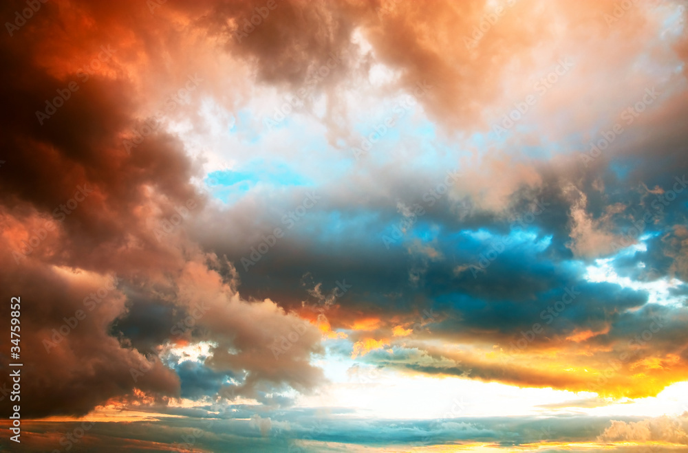 Dramatischer Abendhimmel mit kräftig gefärbten Wolken