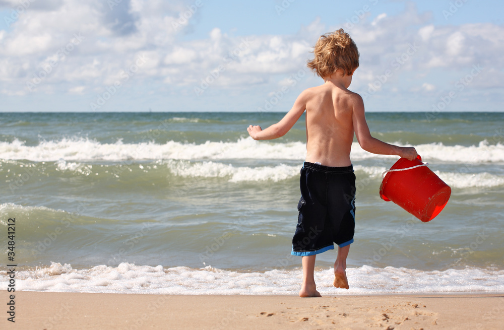 小男孩在海滩上玩耍