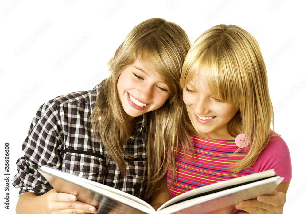 两个十几岁的女孩在读书。教育