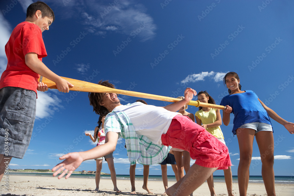 青少年在海滩上跳极限舞