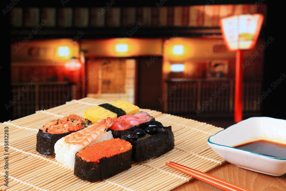 美味的日本寿司与日本夜景混搭