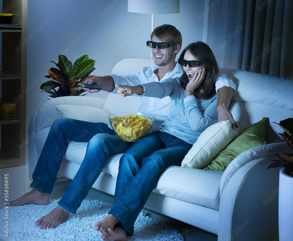 一家人在电视上观看3D电影