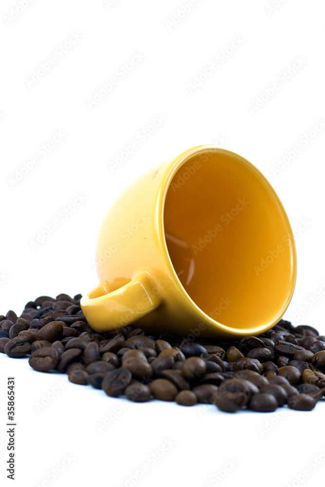 一杯带咖啡粒的咖啡