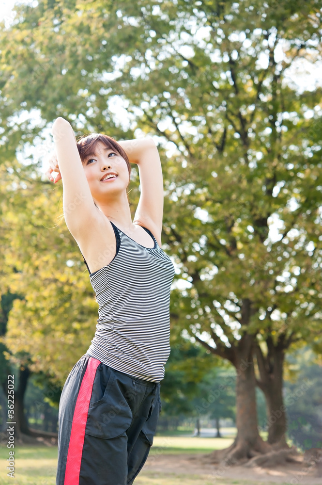 美丽的亚洲女人在公园锻炼