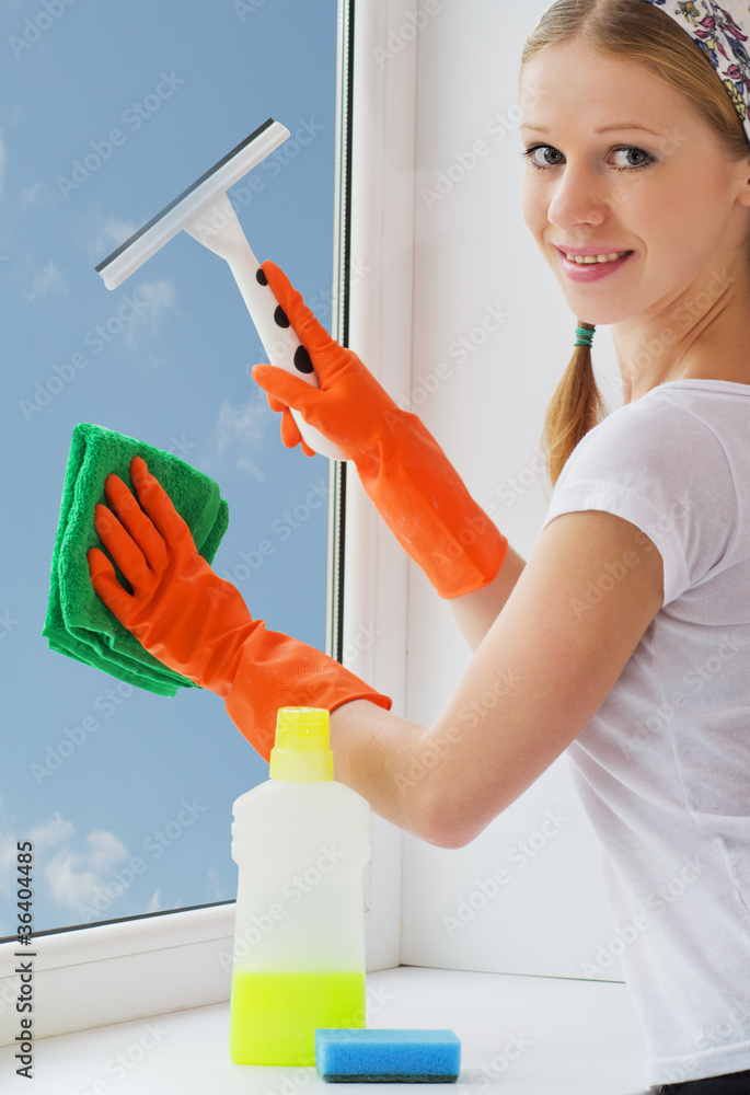 年轻女子洗窗户