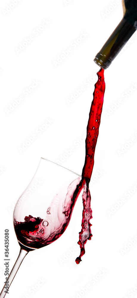 红酒倒入玻璃杯，在白底上隔离