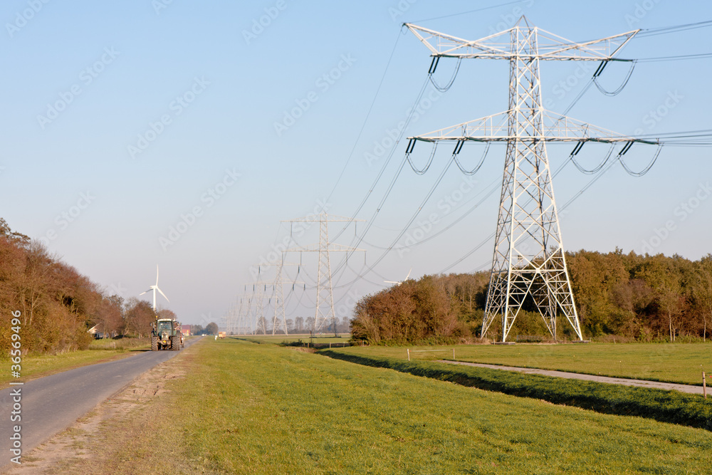 荷兰农田中的输电塔