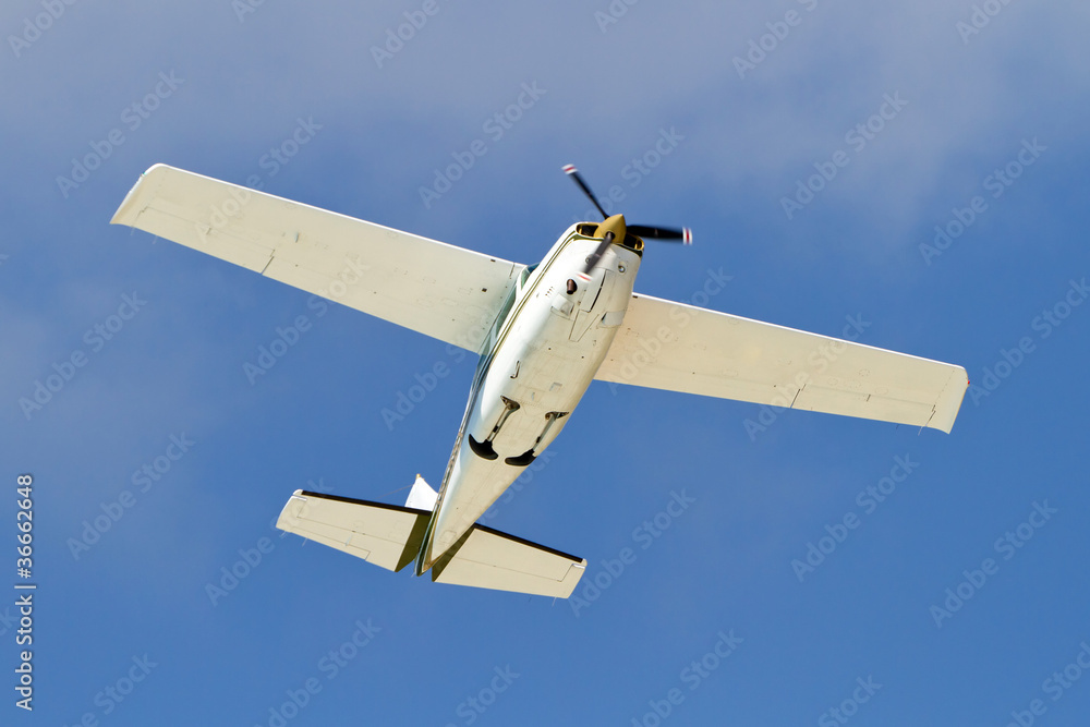 墨西哥加勒比海海滩上空的小型旅游飞机