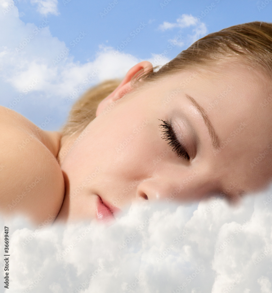 一个睡在云端的年轻女孩的画像