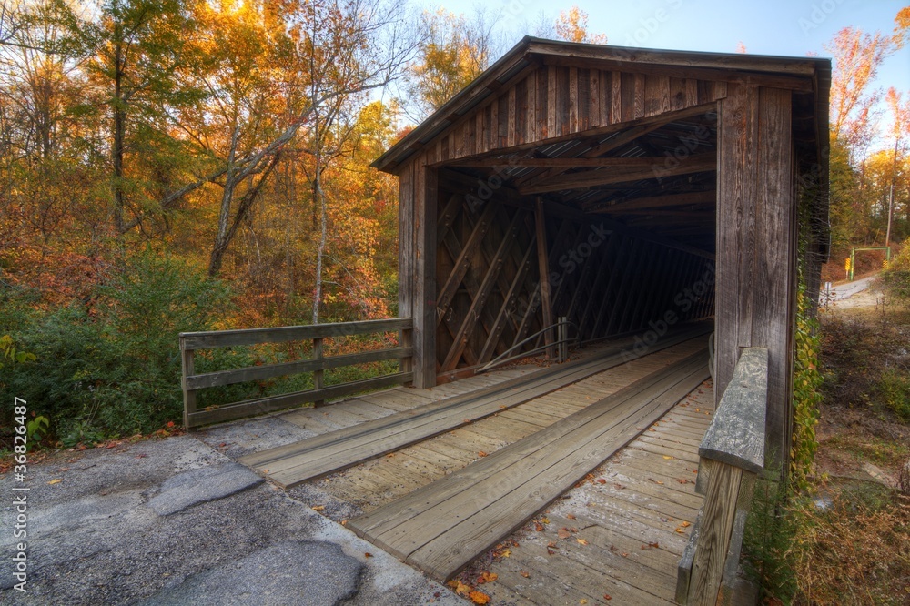 历史悠久的秋季木拱桥