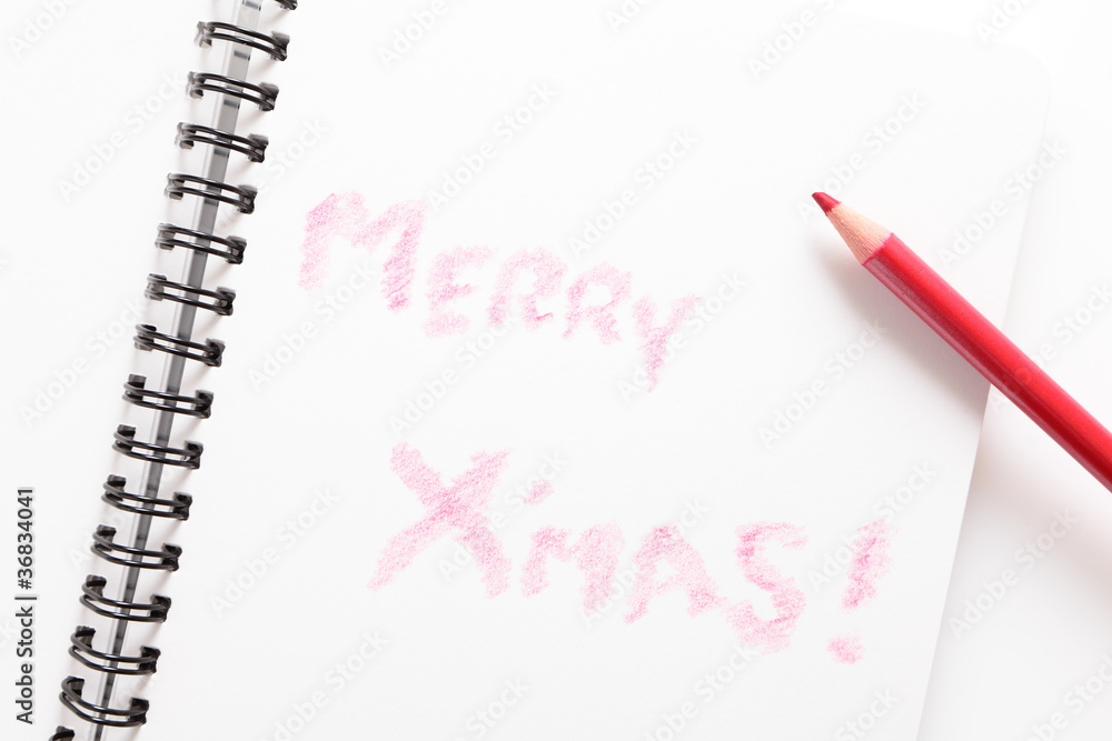 笔记本（写圣诞快乐）和白底红铅笔