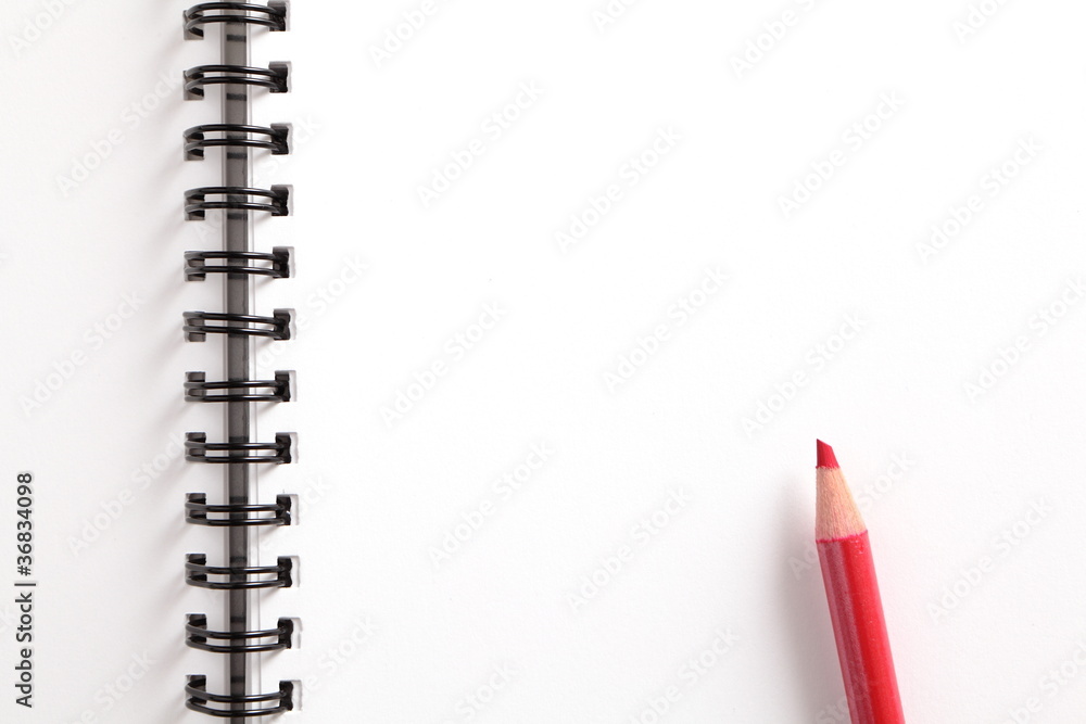 笔记本和白底红铅笔