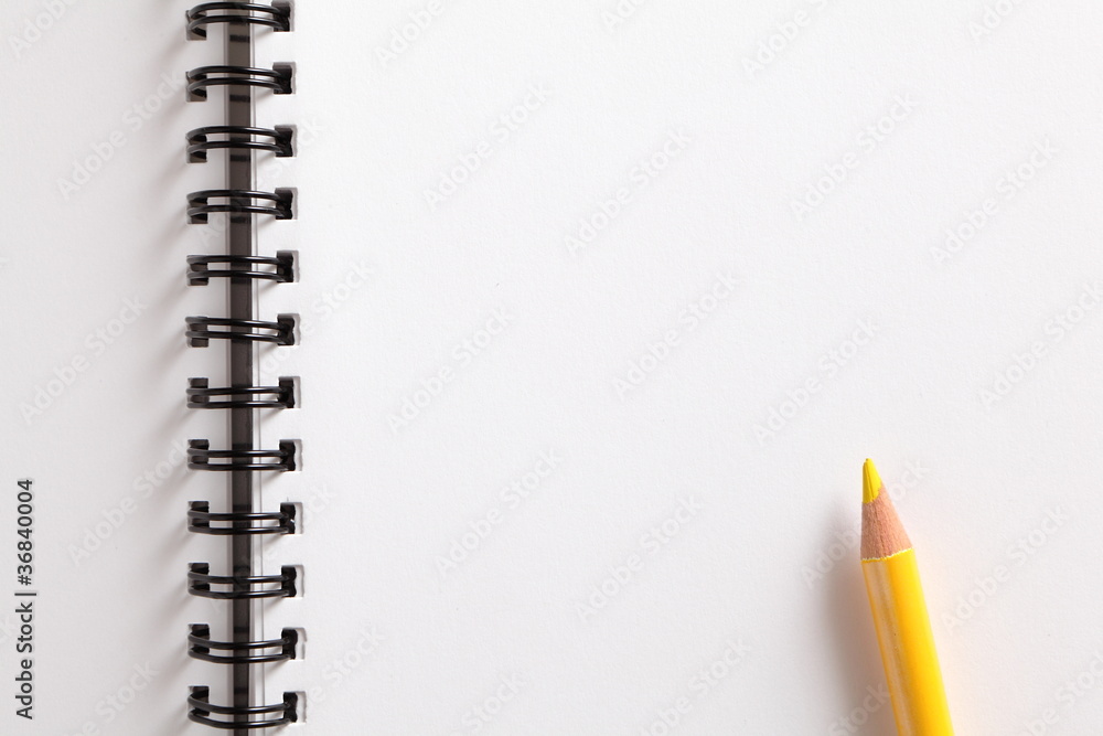 笔记本和白底黄铅笔