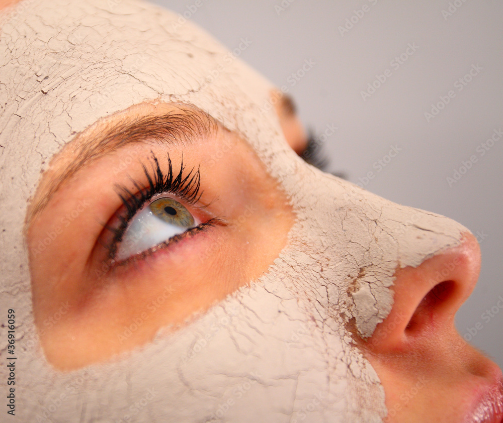 女性脸上的水疗粘土面膜