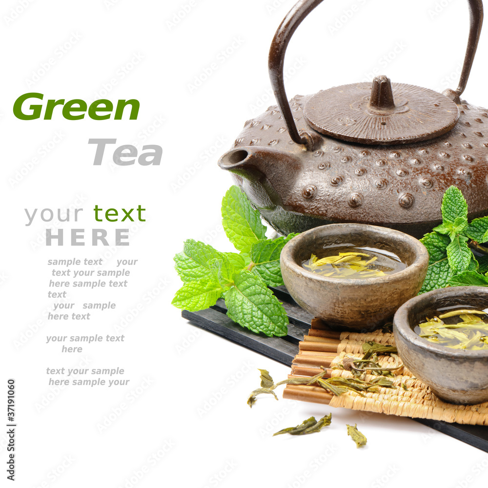 亚洲茶具配干绿茶和新鲜薄荷
