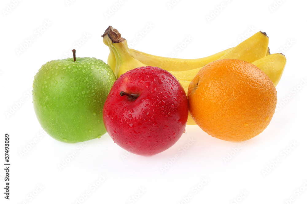 白色背景下分离的水果