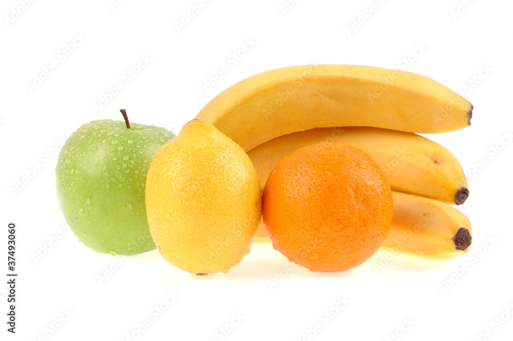 白色背景下隔离的水果