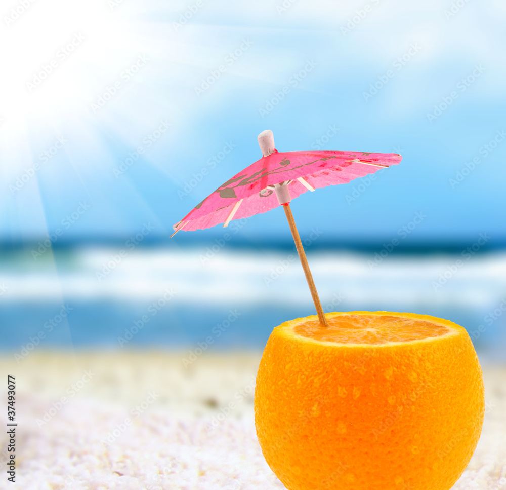海滩上的橙色鸡尾酒