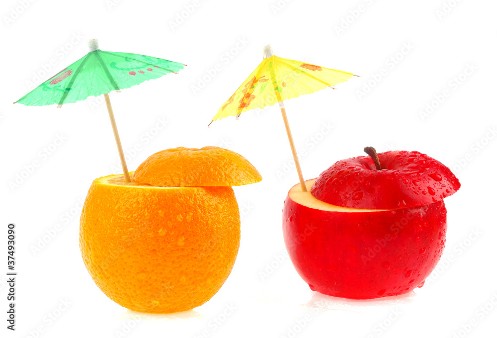 白色背景下隔离的水果和雨伞