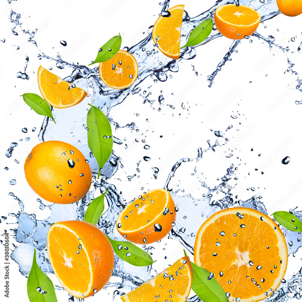 新鲜橙子落入水中飞溅