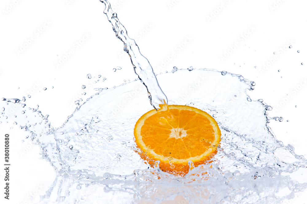 橙色切片在飞溅的水中，在白色背景上隔离