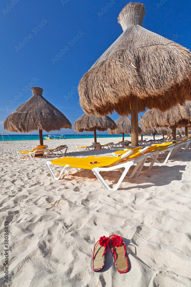 加勒比海遮阳伞下放松