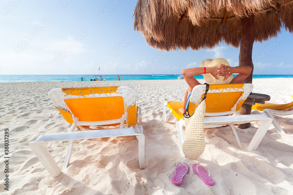加勒比海遮阳伞下放松的女人