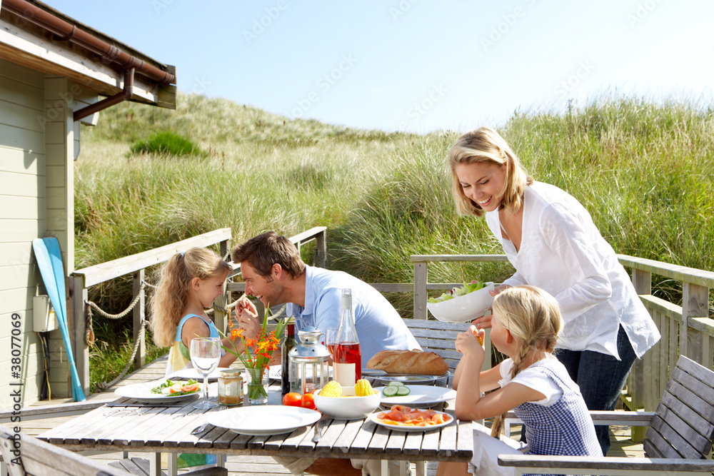 度假家庭在户外用餐