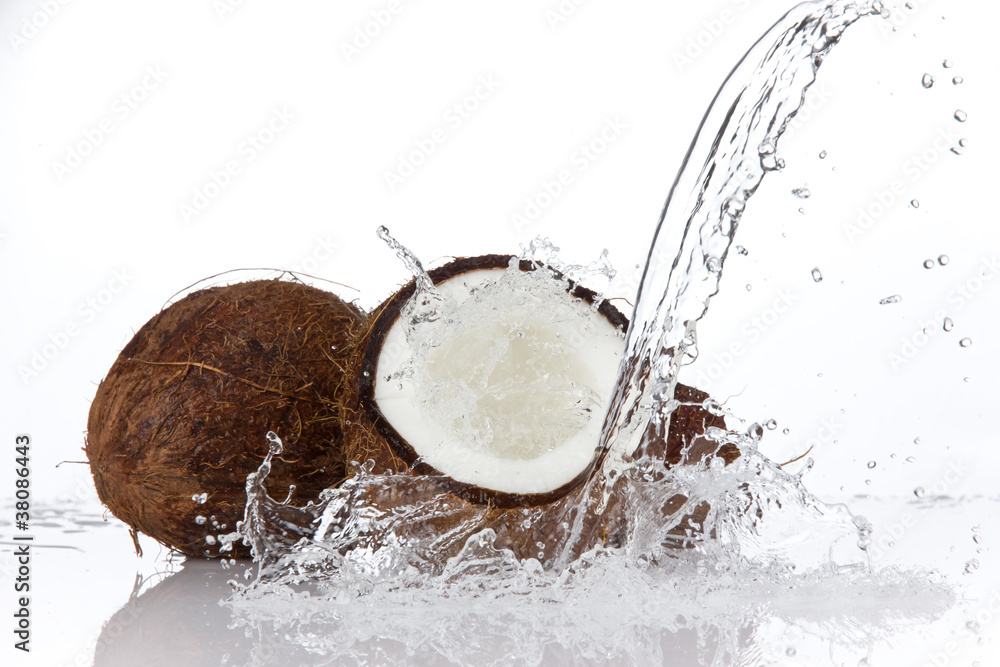 椰子在水中飞溅，隔离在白色背景上
