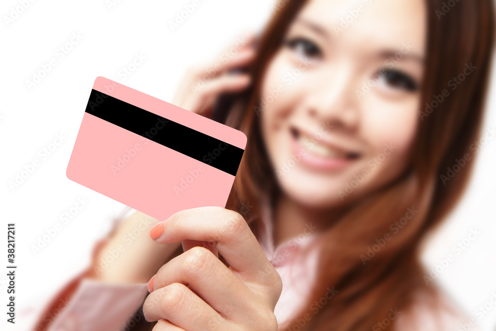 微笑的商务女性拿着信用卡说手机