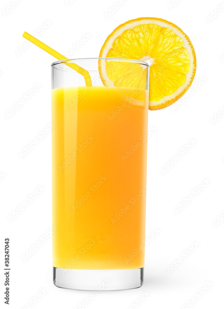 隔离饮料。一杯橙汁，配一片橙色水果和吸管，隔离在白色的backgro上